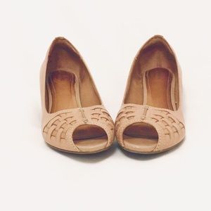 Clarks Artisan tan leather peep toe low pump
